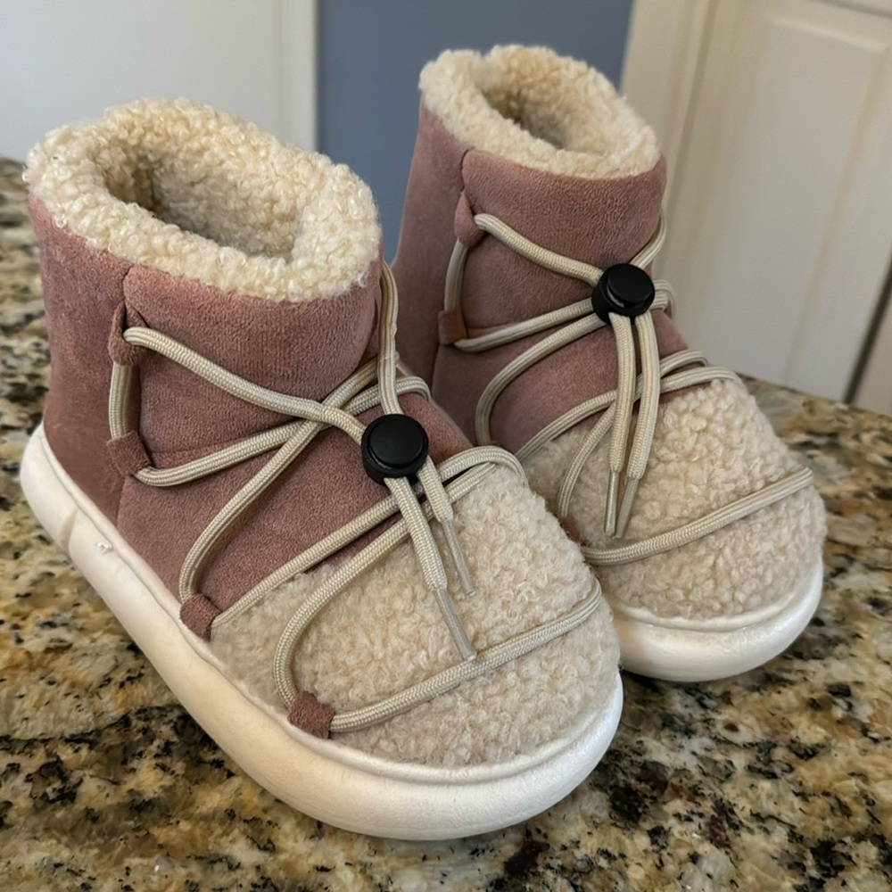 Girls boots/slippers